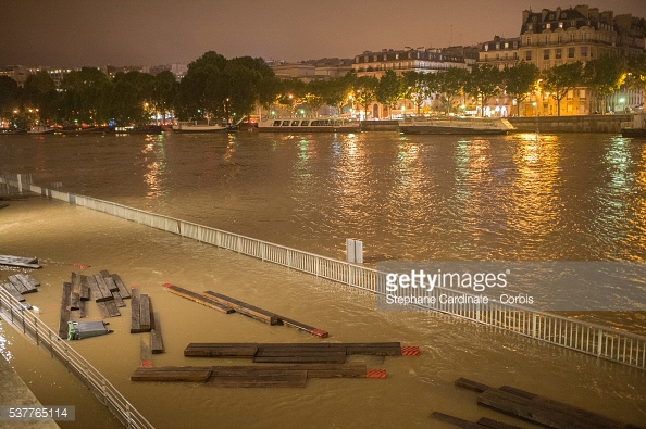 
Paris mùa lũ khi thành phố lên đèn. Nước dâng cao lại khiến thành phố trông càng lung linh huyền ảo. Stephane Cardinale / Corbis News
