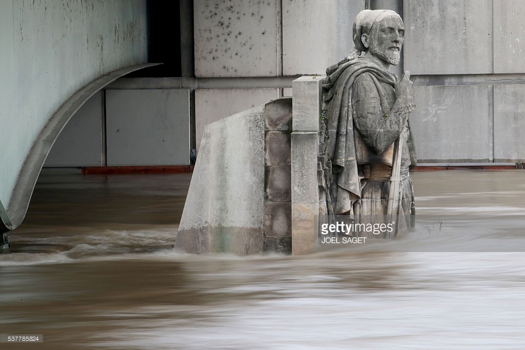 
Nước dâng Nước dâng ngập chân bức tượng Zouave trên trụ cầu bắc qua sông Seine. Ảnh: Joel Saget/ AFP
