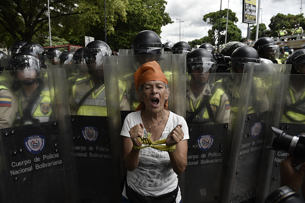 
Người dân hô vang khẩu hiệu chúng tôi đói trong cuộc tuần hành chống chính phủ ở thủ đô Caracas, Venezuela. Ảnh: Getty
