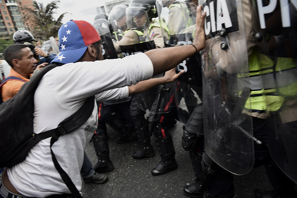 
Đụng độ xảy ra giữa người biểu tình và cảnh sát chống bạo động Venezuela. Ở thời điểm hiện tại, người dân quốc gia Nam Mỹ đang phải sống trong cảnh thiếu thốn tới cùng cực. Điện và nước cũng thường xuyên bị cắt.
Ảnh: Getty
