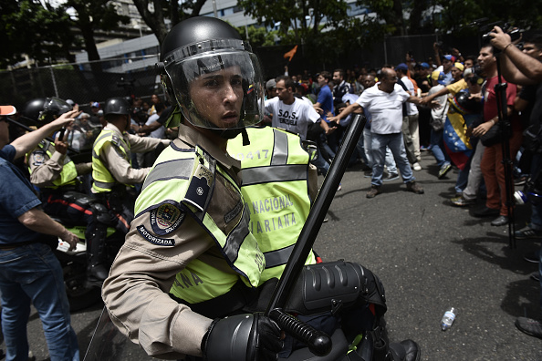 
Đụng độ giữa cảnh sát và những người chống chính phủ. Khủng hoảng kinh tế Venezuela được coi là hậu quả của tình trạng giá dầu giảm và bị bên ngoài cô lập. Ảnh: Getty
