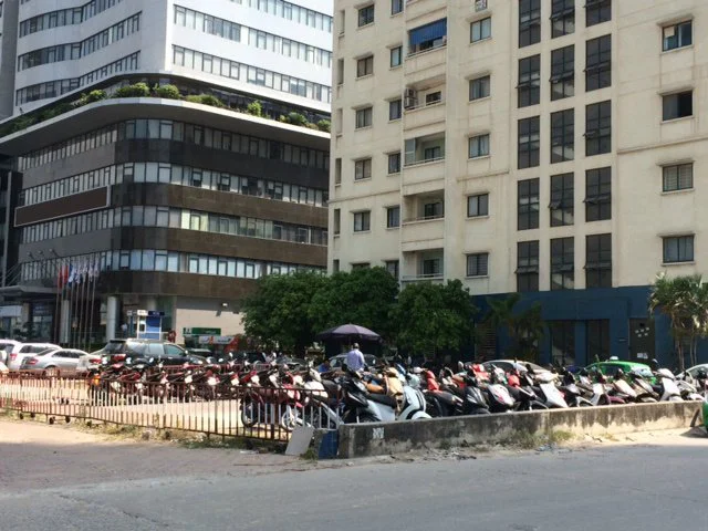Bãi xe quây kín dưới chân tòa chung cư tại KĐT Mễ Trì Hạ.