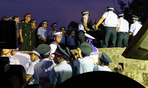 
Lực lượng Phòng không không quân, Biên phòng, Hải quân … đón thi hài phi công Trần Quang Khải từ cano cứu hộ lên bờ.
