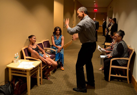 Tháng 6-2013, ông Obama trổ tài khiêu vũ cho con gái xem