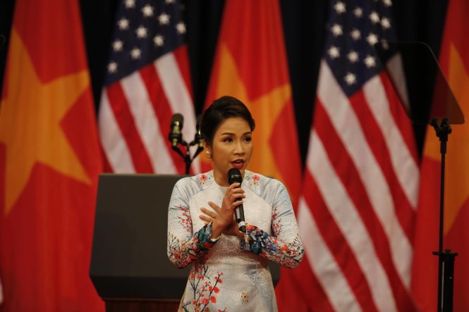 Ca sĩ Mỹ Linh hát Quốc ca tại Trung tâm hội nghị quốc gia Mỹ Đình - Ảnh: Việt Dũng
