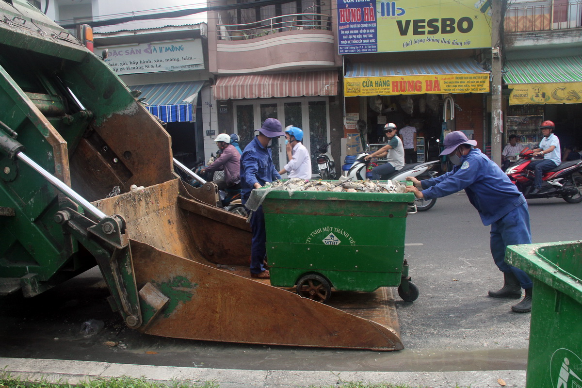 
Cá chết được đưa lên xe ép rác đưa về xử lý tại khu Đa Phước, huyện Bình Chánh - Ảnh: Q.Khải

