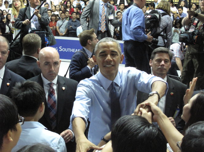 
Tổng thống Obama bắt tay những thủ lĩnh trẻ - Ảnh: Công Nhật
