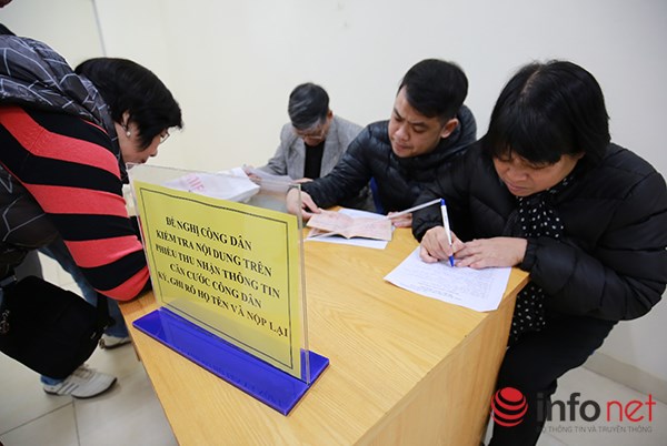 
Theo đó, thẻ căn cước công dân được sử dụng thay cho hộ chiếu trong trường hợp Việt Nam và nước ngoài ký kết điều ước hoặc thỏa thuận quốc tế cho phép công dân nước ký kết được sử dụng thẻ căn cước công dân thay cho việc sử dụng hộ chiếu trên lãnh thổ của nhau.
