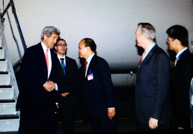 
Ngoại trưởng Hoa Kỳ John Kerry đến sân bay Nội Bài - Ảnh: Việt Dũng.
