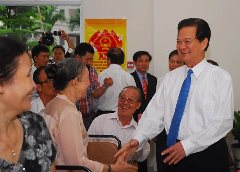 
Nguyên Thủ Tướng Nguyễn Tấn Dũng gặp gỡ các bà con cử tri. Ảnh: HTD

