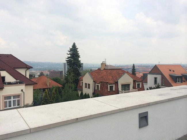 Ngôi biệt thự có ban công nhìn ra thủ đô Praha của Séc.