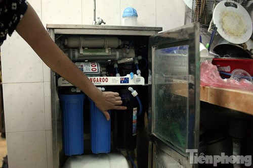 
Những chiếc máy lọc nước với giá hàng triệu đồng được người dân mua về sử dụng.
