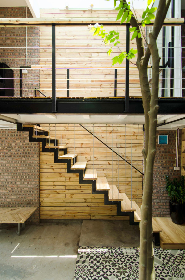 
Cầu thang dẫn lên tầng 2 được thiết kế độc đáo với sắt hộp và gỗ tự nhiên.
