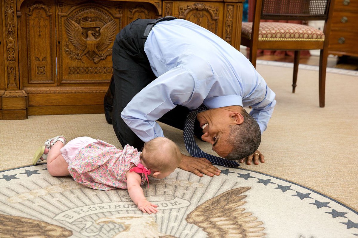 
Là một người rất yêu quý trẻ em, ông thường xuyên đánh mất hình tượng uy nghiêm của vị Tổng thống nước Mỹ trước những em bé đáng yêu. - Tổng thống và cô bé Ellla (Ảnh: Twitter)
