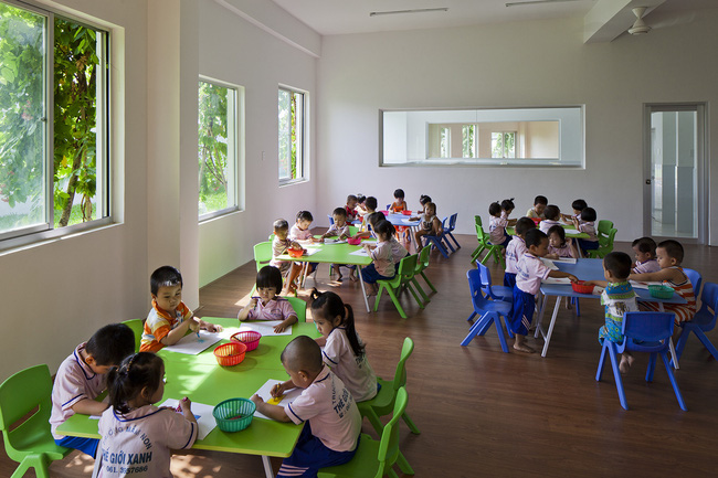 Phòng học vẽ của các trẻ em nơi đây được thiết kế rộng rãi, có nhiều cửa sổ, đồ đạc, bàn ghế cũng được lựa chọn là màu xanh mát mắt.