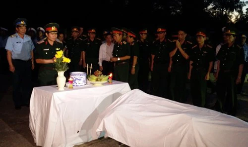 
Các lực lượng quân đội, cơ quan chức năng có mặt làm nghi lễ tiễn đưa phi công Trần Quang Khải.

