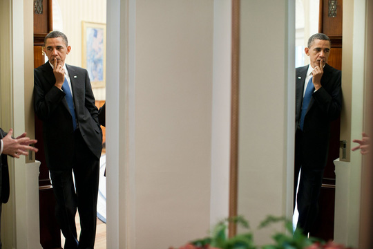 Trong tấm ảnh chụp vào tháng 4-2011, ông Obama nhìn có vẻ trầm ngâm, như đang cảm nhận gánh nặng của công việc làm tổng thống