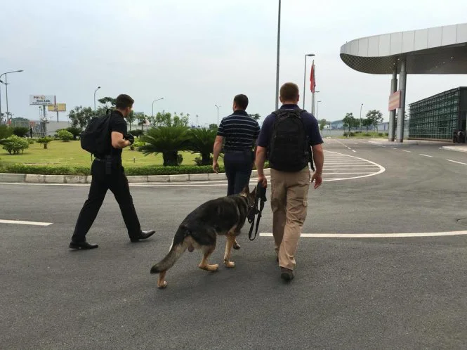 
Chó nghiệp vụ được tăng cường tại sân bay kiểm tra an ninh trước khi Tổng thống Obama đến - Ảnh: VIỆT DŨNG
