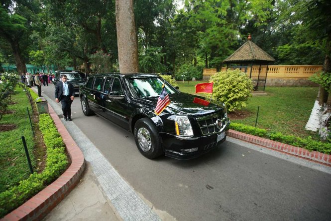 Đúng 12g15, chiếc xe chở Tổng thống Mỹ rời khỏi Nhà sàn Bác Hồ -  Ảnh: Nguyễn Khánh