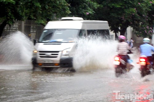 
Ô tô đi nhanh khiến nước bắn tung tóe.
