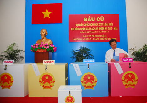 
Nguyên Thủ Tướng Nguyễn Tấn Dũng bỏ phiếu bầu cử tại Khu vực số 41, phường 6, quận 3, TP.HCM. Ảnh: HTD
