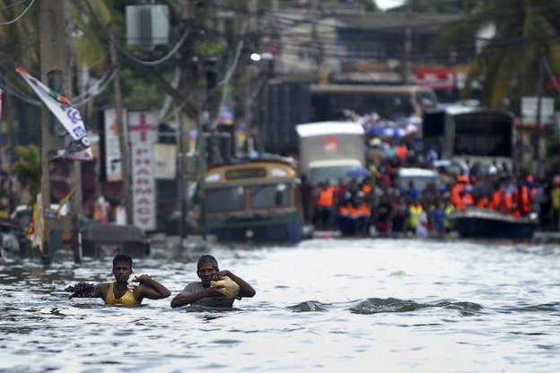 Một khu vực ở ngoại ô Colombo, Sri Lanka bị ngập sâu do mưa lớn - Ảnh: Getty