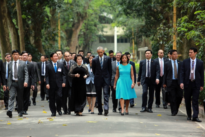  Tổng thống Mỹ Barack Obama tiếp xúc với Chủ tịch Quốc hội Nguyễn Thị Kim Ngân tại Nhà sàn Bác Hồ