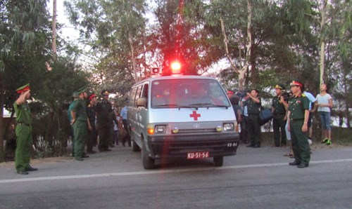 
5 giờ 30 thi hài phi công Trần Quang Khải được đưa lên xe cứu thương rời khỏi cảng Hải đội 2.
