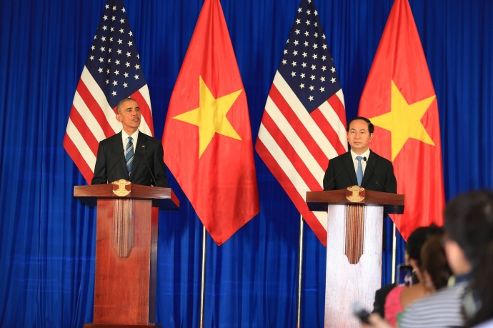  Đến 12h50, Chủ tịch nước Trần Đại Quang và Tổng thống Mỹ Barack Obama chủ trì họp báo chung