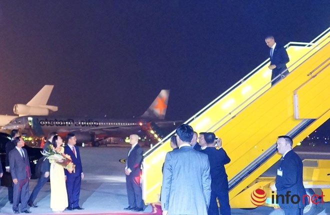 
Đại diện cho thanh niên tiêu biểu Hà Nội đã đến chân cầu thang máy bay tặng hoa Tổng thống Barack Obama.
