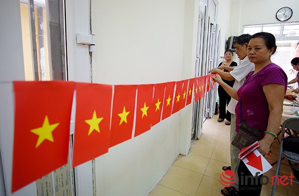 Những ngày này, sắc cờ đỏ sao vàng gần như có ở khắp mọi nơi trên phố phường Hà Nội.