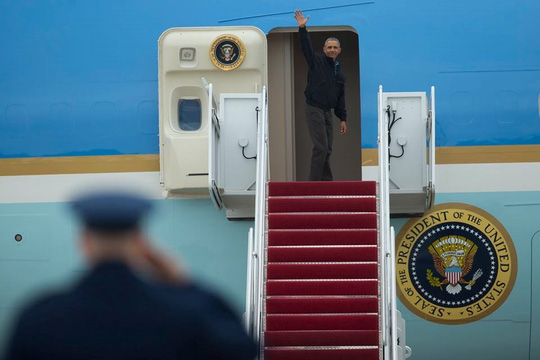 
Tổng thống Obama lên chuyên cơ Air Force One, rời Mỹ để bắt đầu chuyến công du Việt Nam. Ảnh: AP
