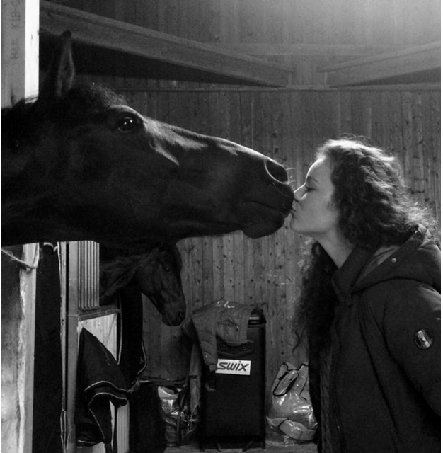 
Cô đã có bạn trai là võ sỹ chuyên nghiệp Joachim Tollefsen nhưng những bức hình trên Instagram của cô vẫn tràn ngập tình yêu dành cho những chú ngựa
