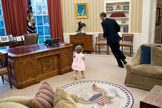 Phòng Bầu dục biến thành khu vui chơi khi ông Obama chơi đùa cùng một cô bé hồi tháng 7-2012.