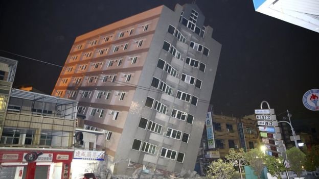 
Nhiều tòa nhà bị sập hoặc bị ảnh hưởng do động đất - Ảnh: AFP, Reuters
