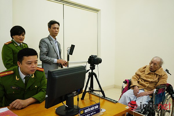 
Cụ Nguyễn Hữu Tâm (90 tuổi) được người nhà đưa đi làm lại chứng minh thư nhưng được hướng dẫn sang làm thẻ căn cước công dân.

