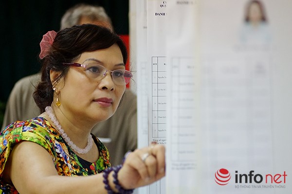 Người dân đọc lại thông tin các người ứng cử Quốc hội và HĐND các cấp.