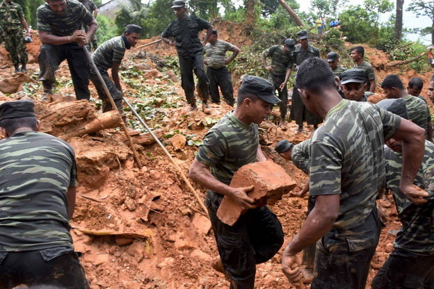 Lực lượng cứu hộ Sri Lanka đào bới tìm kiếm người sống sót sau lở đất ở khu vực Kegalle - Ảnh: Getty