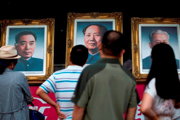 
Người dân Trung Quốc đang ngắm ảnh chân dung các nhà lãnh đạo. Từ trái qua, lần lượt là Chu Ân Lai, Mao Trạch Đông và Lưu Thiếu Kỳ
