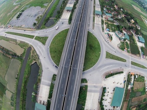 
Cao tốc Cầu Giẽ - Ninh Bình được khánh thành năm 2011 giúp giảm một nửa thời gian hành trình Hà Nội - Ninh Bình. Tuyến đường dài 56 km, mặt cắt ngang cho 6 làn xe, tốc độ thiết kế 100-120 km/h.
