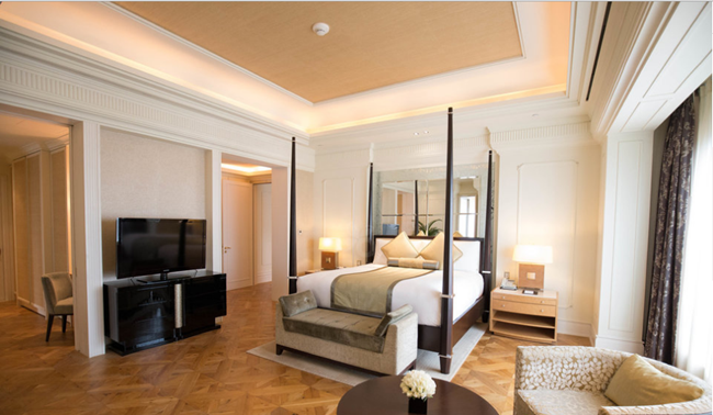 
Phòng ngủ với phong cách hiện đại và sang trọng. Tông màu chủ đạo là màu vàng đồng, với điểm nhấn là trang trí nội thất gỗ tạo cảm giác ấm cúng.
