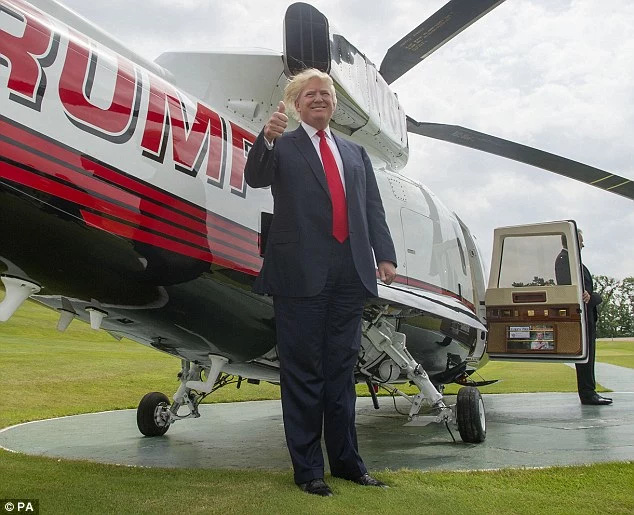 
Ông cũng sở hữu một chiếc trực thăng riêng để phục vụ cho việc đi lại. Trong hình, Donald Trump đang đứng chụp hình bên cạng chiếc trực thăng đang đỗ tại một trong rất nhiều sân Golf của ông. Ảnh: PA
