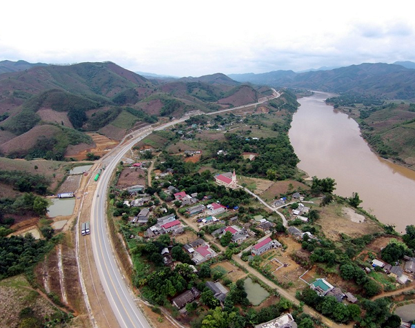 
Cao tốc Hà Nội - Lào Cai dài 265 km. Đây còn là một phần của đường Xuyên Á AH14. Dự án được hoàn thành vào dịp tháng 9/2014 và rút ngắn 4 tiếng trên hành trình Hà Nội - Lào Cai.
