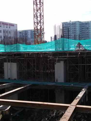 
Được biết, tháng 3/2016 khi dự án đang xây hầm thì bị đình chỉ thi công do gây lún nứt nghiêm trọng Bệnh viện Nội Tiết bên cạnh
