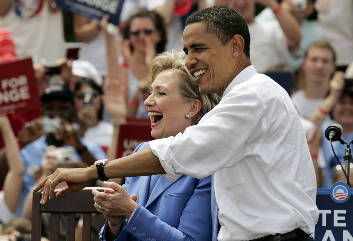 
Bà Hillary Clinton lên tiếng ủng hộ ông Obama trong buổi vận động tranh cử cùng ông lần đầu tiên tại Unity, New Hampshire tháng 7/2008. Ảnh: Jim Bourg/Reuters
