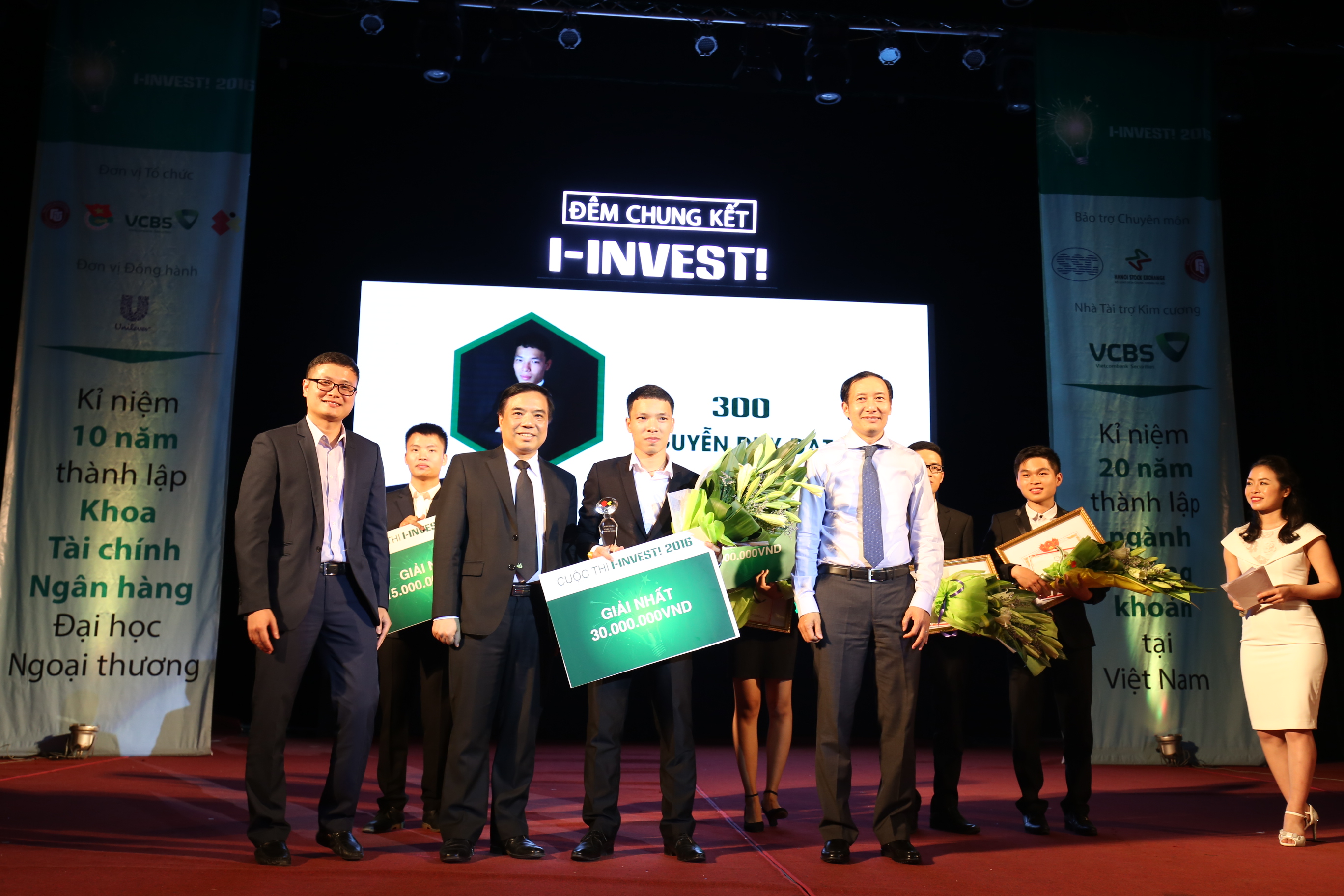 
Đại diện UBCKNN, SGDCK Hà Nội và Hiệu trưởng trường Đại học Ngoại thương trao giải nhất cho thí sinh Nguyễn Duy Đạt
