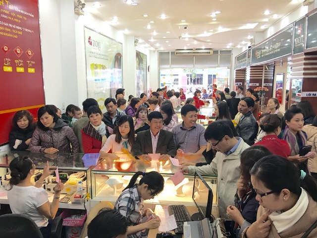 
Theo ghi nhận tại 172 Hùng Vương, TP Đà Nẵng, rất đông khách đến mua vàng từ sáng nay.
