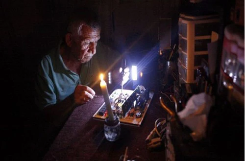 
Ngồi trên túi dầu thế giới nhưng người dân Venezuela phải thắp sáng bằng đèn sáp – một nghịch lý khó tin. Ảnh: EPA.
