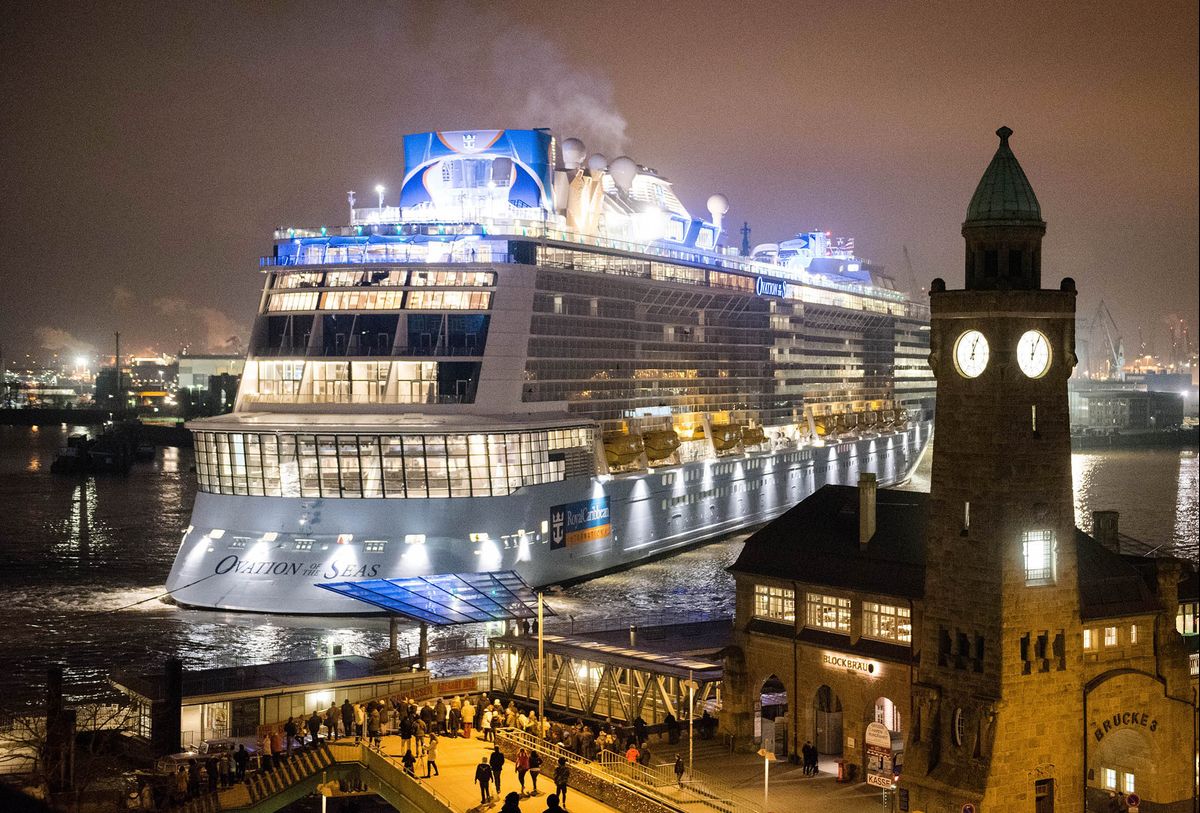 
Ovation of the Seas được đóng mới với giá thành 1 tỷ USD, thuộc biên chế tập đoàn khai thác hàng hải Royal Caribbean Cruises. Theo Bloomberg, Ovation of the Seas đã chính thức tham gia cuộc chiến giành thị phần ở châu Á, nơi thị trường du lịch phát triển nhanh nhất thế giới.
