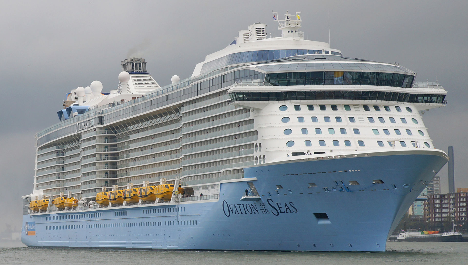 
Sau khi nhận Ovation of the Seas hồi tháng tư, Royal Caribbean Cruises đưa nó vượt qua hải trình kéo dài 52 ngày tới Thiên Tân, Trung Quốc. Bên cạnh thị trường du lịch phát triển nhanh, nhu cầu giải trí công nghệ cao lớn mạnh không ngừng ở thị trường châu Á là lý do để Royal Caribbean Cruises đưa siêu tàu du lịch thông minh nhất thế giới tới khu vực.
